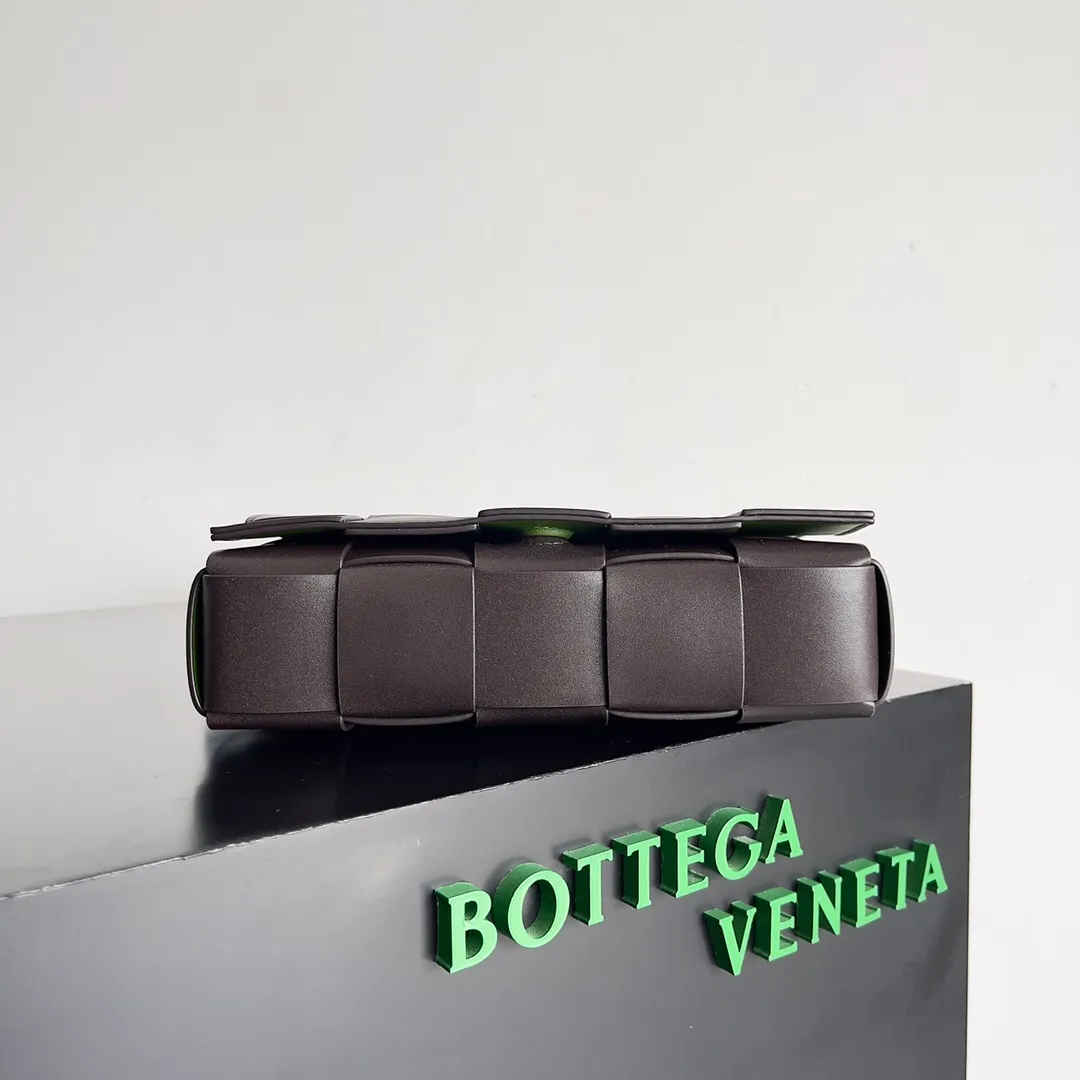 Batch 1520 BV|Qixi New Color Matching CASSETTE China Exclusive Limited Edition. Limited to 134 pieces in China. Available on the official website for 21500. Unique Chinese parrot green triangle buckle. Two-color urban leather. The lining of the bag is made of suede leather technology. It forms a style contrast with the outside and will never bump into the bag. Model: 708768; Size: 23*15*6cm